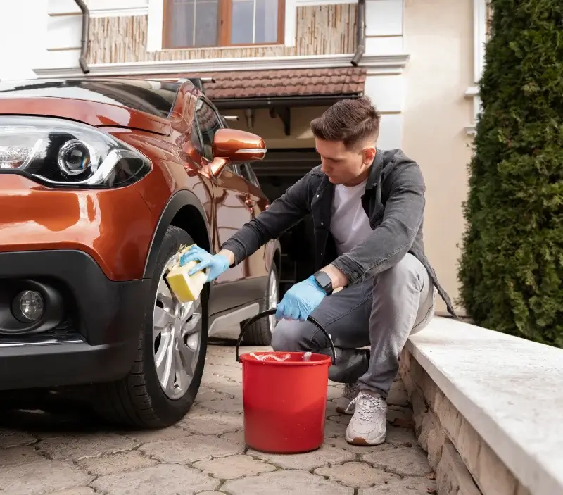 Lavage auto à domicile La Fermeté : professionnel intervenant sur un véhicule